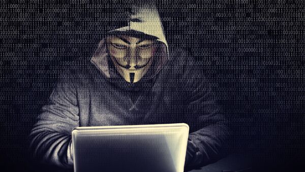 Хакер в маске Гая Фокса перед ноутбуком - Sputnik Afrique