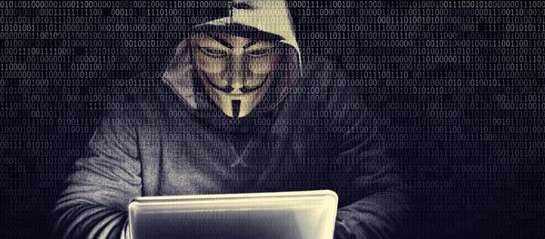 Хакер в маске Гая Фокса перед ноутбуком - Sputnik Afrique
