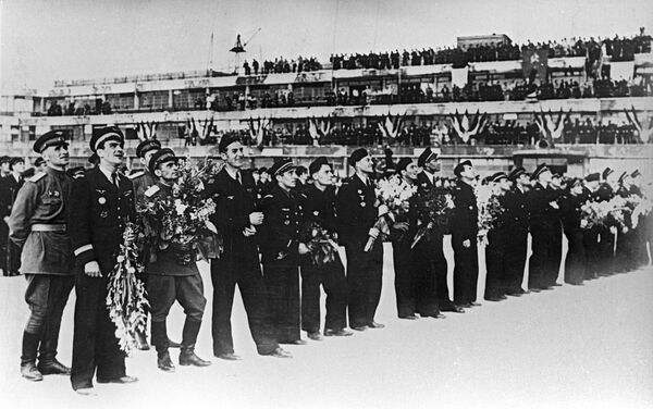 Pilotes du régiment Normandie-Niémen à l'aérodrome de Bourget Pilotes du régiment Normandie-Niémen à l'aérodrome de Bourget - Sputnik Afrique