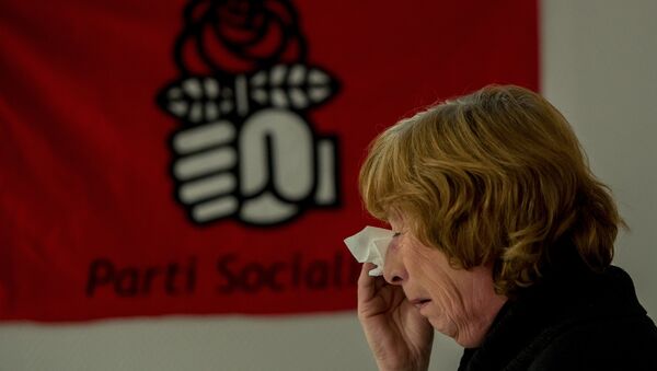 A socialist militant reacts after the announcement of the first results of the the regional elections' first round in the Nord-Pas de Calais-Picardie region on December 6, 2015 at the French socialist party (PS) local headquarters in Lille, northern France. - Sputnik Afrique