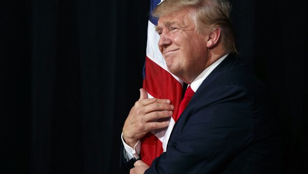 Donald Trump armt eine US-Flagge um - Sputnik Afrique