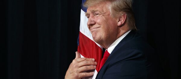 Donald Trump armt eine US-Flagge um - Sputnik Afrique