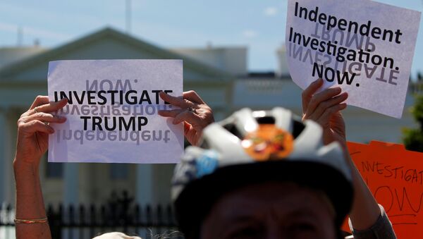 Protesters gather to rally against U.S. President Donald Trump's firing of Federal Bureau of Investigation (FBI) Director James Comey, outside the White House in Washington, U.S. May 10, 2017. - Sputnik Afrique