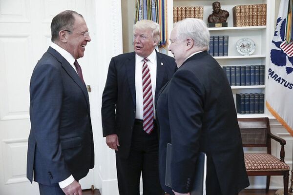 Sergueï Lavrov, Donald Trump et l'Ambassadeur Sergey Kislyak lors d'une réunion à Washington. - Sputnik Afrique