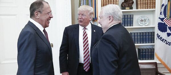Sergueï Lavrov, Donald Trump et l'Ambassadeur Sergey Kislyak lors d'une réunion à Washington. - Sputnik Afrique