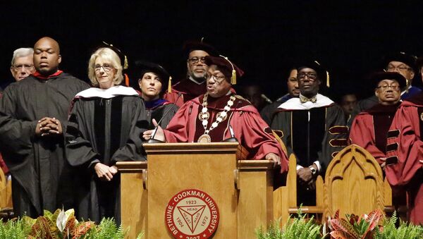 USA: le ministre de l’Éducation hué par des étudiants afro-américains - Sputnik Afrique