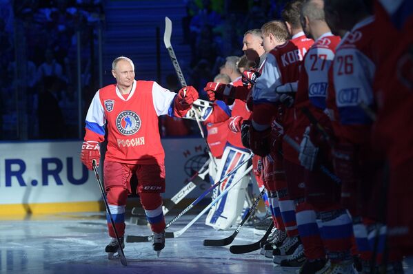Sept buts avec l’équipe des «Légendes»: Poutine a participé à un match de la LNH - Sputnik Afrique