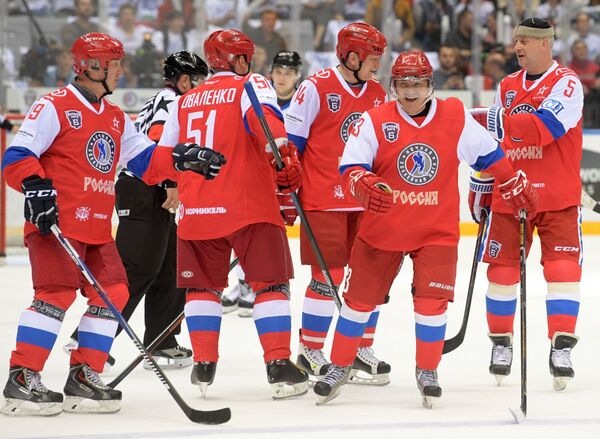 Sept buts avec l’équipe des «Légendes»: Poutine a participé à un match de la LNH - Sputnik Afrique