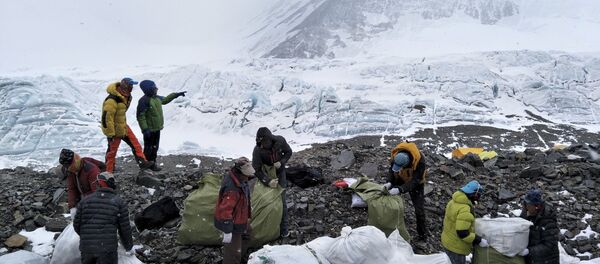 In this Monday, May 8, 2017 photo released by Xinhua News Agency, people collect garbage at the north slope of the Mount Qomolangma in southwest China's Tibet Autonomous Region. - Sputnik Afrique
