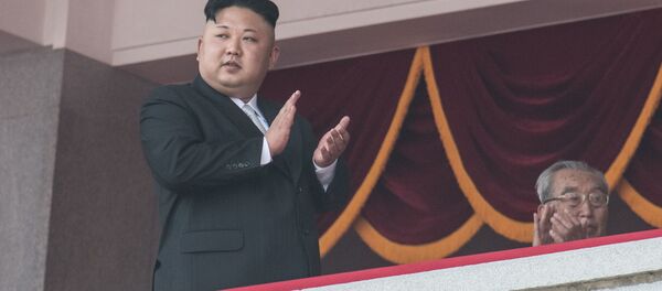 Глава КНДР Ким Чен Ын во время военного парада на 105-летие Ким Ир Сена в Пхеньяне - Sputnik Afrique