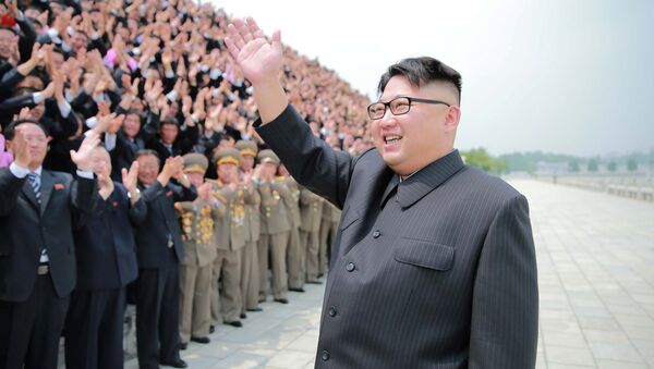 Лидер КНДР Ким Чен Ын приветствует людей перед пуском баллистической ракеты среднего радиуса действия Хвасон-10 - Sputnik Afrique