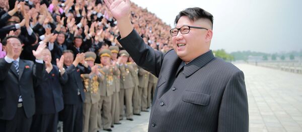 Лидер КНДР Ким Чен Ын приветствует людей перед пуском баллистической ракеты среднего радиуса действия Хвасон-10 - Sputnik Afrique