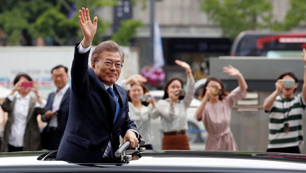 South Korean President Moon Jae-in waves as he heads for the Presidential Blue House in Seoul, South Korea, May 10, 2017. - Sputnik Afrique