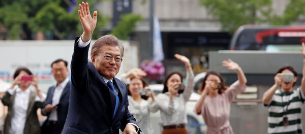 South Korean President Moon Jae-in waves as he heads for the Presidential Blue House in Seoul, South Korea, May 10, 2017. - Sputnik Afrique