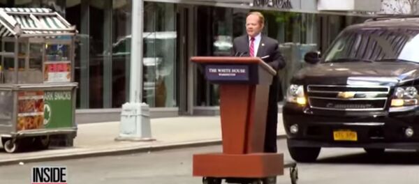 Une comédienne déguisée en porte-parole de Trump roule «en tribune» à New York - Sputnik Afrique