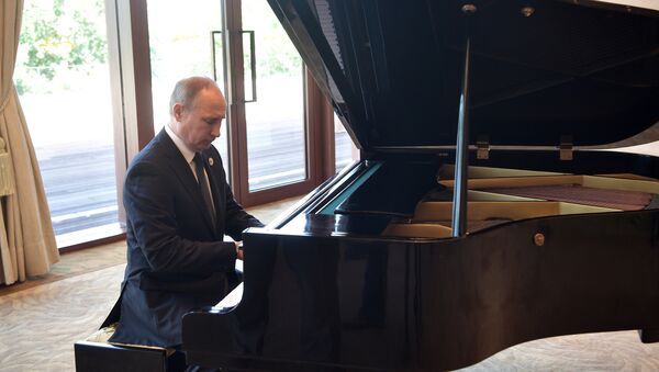 Poutine peine à choisir un air de piano pour son face-à-face avec Trump - Sputnik Afrique