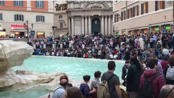 «Arrêt interdit»: la fontaine de Trevi à Rome bientôt inaccessible aux touristes - Sputnik Afrique
