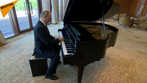 Vladimir Poutine remet ça et joue du piano - Sputnik Afrique
