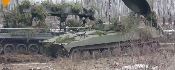 Une véhicule de déminage russe UR-77 en action en Syrie - Sputnik Afrique