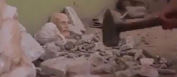 Боевики ИГ уничтожили античные статуи в древнем городе на Евфрате - Sputnik Afrique