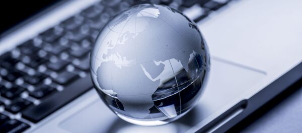 Стеклянная модель земного шара на ноутбуке - Sputnik Afrique