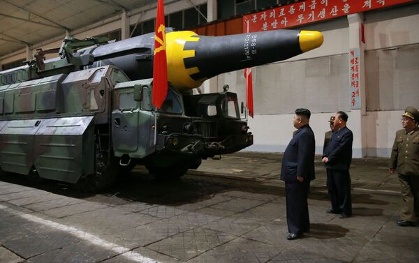 Le dirigeant de la Corée du Nord Kim Jong-un avant le lancement du missile balistique de moyenne portée Hwasong-12. - Sputnik Afrique