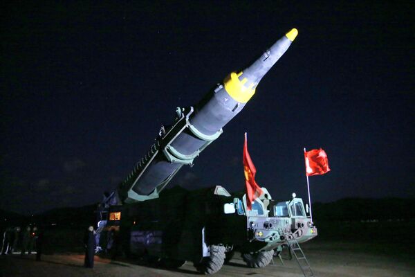 Les essais du missile balistique nord-coréen de moyenne portée Hwasong-12 - Sputnik Afrique