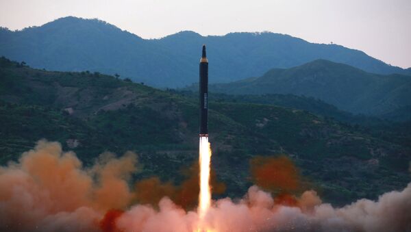 Запуск баллистической ракеты средней дальности Hwasong-12 в КНДР - Sputnik Afrique