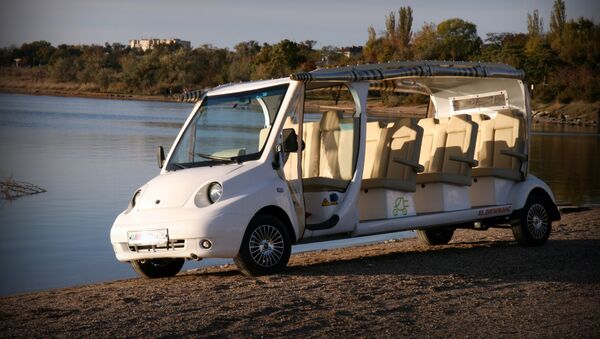 Un électromobile confortable pour déposer des estivants d'un hôtel à la mer - Sputnik Afrique