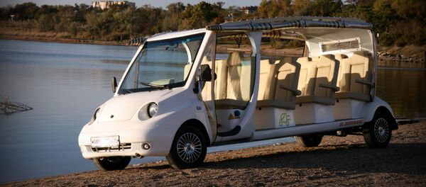 Un électromobile confortable pour déposer des estivants d'un hôtel à la mer Un électromobile confortable pour déposer des estivants d'un hôtel à la mer - Sputnik Afrique