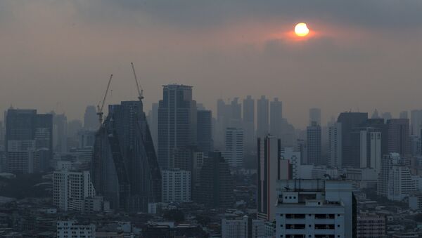 A partial solar eclipse is seen in Bangkok, Thailand, March 9, 2016. - Sputnik Afrique