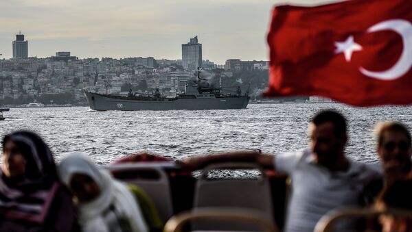 Un drapeau turc flotte sur un ferry - Sputnik Afrique