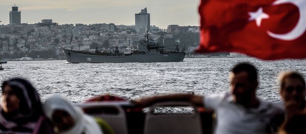 Un drapeau turc flotte sur un ferry Un drapeau turc flotte sur un ferry - Sputnik Afrique