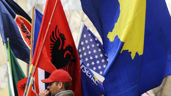 A Kosovo Albanian man sells flags in Pristina on February 16, 2011 in preparation for the third anniversary of Kosovo's declaration of independence - Sputnik Afrique