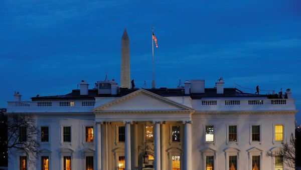 Security personnel walk on the roof of then White House near Pennsylvania Avenue before Inauguration Day for U.S. President-elect Donald Trump in Washington - Sputnik Afrique
