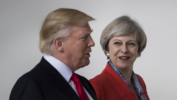 US President Donald Trump and British Prime Minister Theresa May walk at the White House on January 27, 2017 in Washington, DC. - Sputnik Afrique