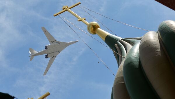 Cтратегический бомбардировщик-ракетоносец Ту-160 во время празднования 70-летия Победы в Великой Отечественной войне - Sputnik Afrique