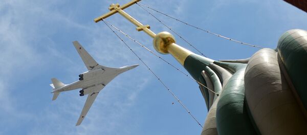 Cтратегический бомбардировщик-ракетоносец Ту-160 во время празднования 70-летия Победы в Великой Отечественной войне Cтратегический бомбардировщик-ракетоносец Ту-160 во время празднования 70-летия Победы в Великой Отечественной войне - Sputnik Afrique