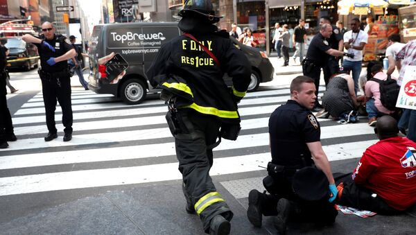 A New York City Fire Department (FDNY) emergency worker rushes to a scene in Times Square after a speeding vehicle struck pedestrians on the sidewalk in New York City, U.S., May 18, 2017. - Sputnik Afrique