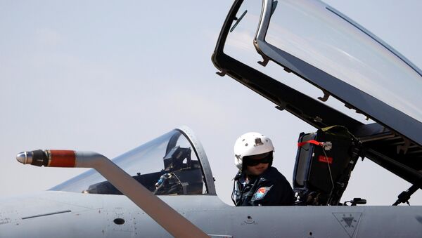 A Chinese People's Liberation Army Airforce pilot sits in the cockpit of a J-10 fighter jet during an aerial demonstration at a base of the PLA Airforce's 24th Division in Yangcun, Tianjin, China, Tuesday, April 13, 2010. - Sputnik Afrique