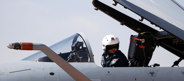 A Chinese People's Liberation Army Airforce pilot sits in the cockpit of a J-10 fighter jet during an aerial demonstration at a base of the PLA Airforce's 24th Division in Yangcun, Tianjin, China, Tuesday, April 13, 2010. - Sputnik Afrique