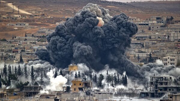 Ataque de la coalición liderada por EEUU en Siria (archivo) - Sputnik Afrique