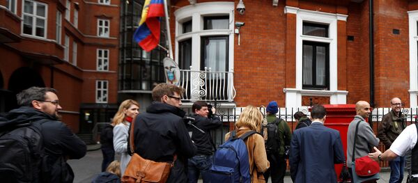 Journalists are seen outside the Ecuadorian embassy in London where WikiLeaks founder Julian Assange is taking refuge, London, Britain, May 19, 2017 - Sputnik Afrique
