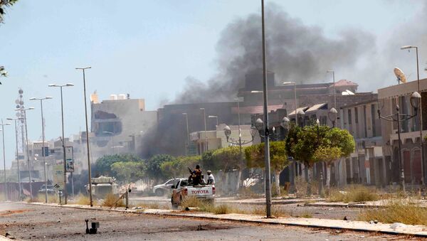 Fighters ride a pickup truck as smoke rises during a battle with Islamic State fighters in neighborhood Number Two in Sirte, Libya - Sputnik Afrique