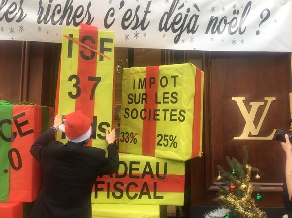 Action ATTAC contre Macron devant une boutique parisienne de Louis Vuitton - Sputnik Afrique