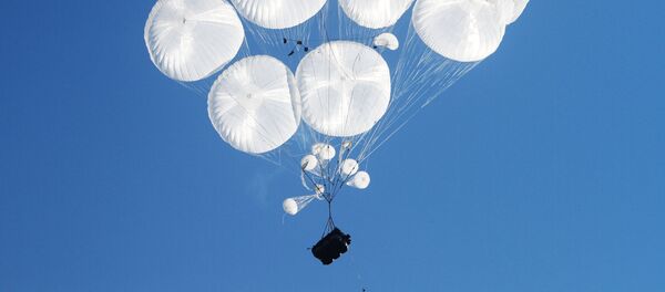 Les BMD-4M russes descendus par le système de parachute à plusieurs coupoles - Sputnik Afrique