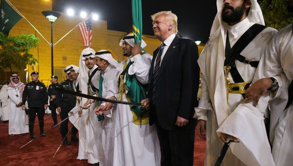 Donald Trump prend part à la danse au sabre en Arabie saoudite - Sputnik Afrique