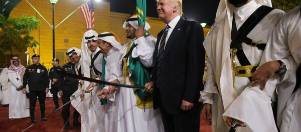 Donald Trump prend part à la danse au sabre en Arabie saoudite - Sputnik Afrique