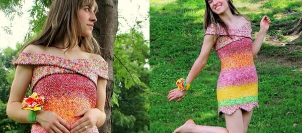 Tenue «délicieuse»: une robe créée avec les emballages de bonbons que son époux lui offre - Sputnik Afrique