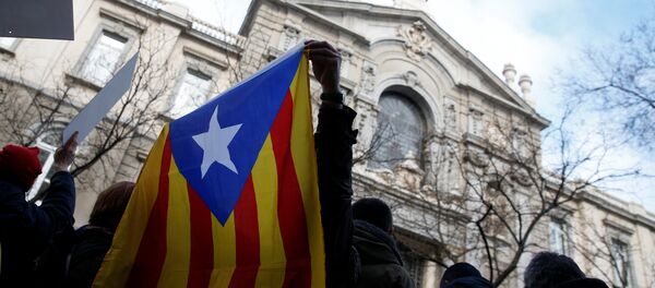 A supporter of former Catalan Government Presidency Councillor Francesc Homs holds the Catalan Estelada flag - Sputnik Afrique